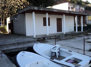 Дом в Игало на берегу реки Суторины, в 50 метрах от моря со своим причалом.