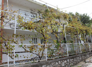 Двухэтажный дом с видом на Сутоморе.