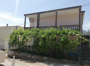 Двухэтажный дом в Сутоморе на равнине.