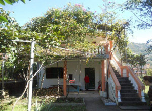 Двухэтажный дом с вспомогательным объектом в Сутоморе