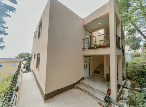 Продаётся дом в Зеленом поясе город Бар с тремя квартирами.