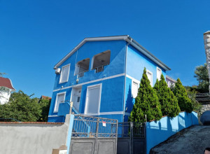 Трехэтажный дом для постоянного проживания в Утехе, Бар