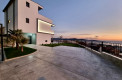 Предлагается к покупке новый дом в Баре с бассейном и прекрасным панорамным видом на море и город.
