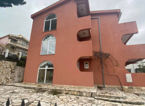 Продаётся большой 3-этажный дом с мебелью и техникой в населье Шушань г.Бар.