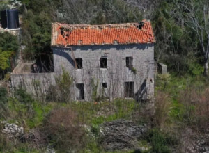 Старый каменный дом для ремонта - 180.000 евро
