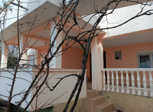 Дом с 4 апартаментами с видом на море в Шушане, город Бар.