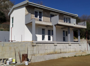 Новый дом в Заградже в 1 км от моря.