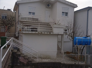 Двухэтажный дом в Сутоморе с отдельным апартаментом.