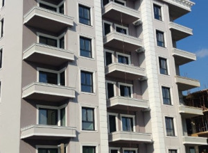 Квартира в новом доме в городе Бар, район Ильино, находится на высоком первом этаже многоквартирного дома.