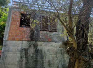 Недостроенный дом с видом на море с вековыми маслинами в Шушани, Бар