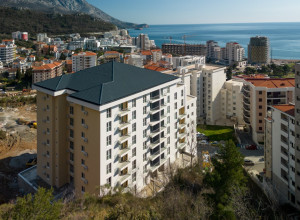 Квартира с 2 спальнями, паркингом и террасой с панарамным видом на море и горы в Бечичи