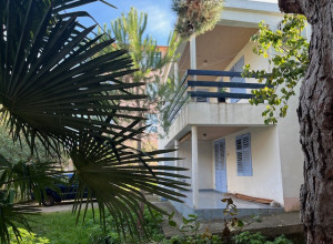 Очаровательный дом в Добра Вода с красивым садом.