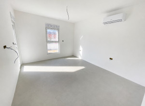 Новостройка в Баре, 43 м&sup2;, 100 м до моря