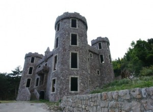 Замок с большим участком.