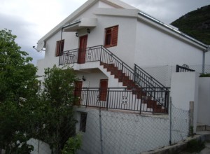 Трехэтажный дом в Шушани, Бар