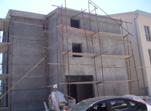 Пятиэтажный дом в Петровце на стадии завершения строительства.
