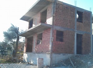 Продается дом в грубых работах в Шушани