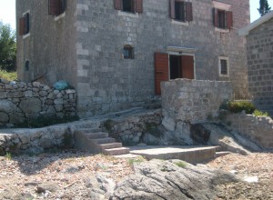 Каменный дом с причалом,  на берегу моря