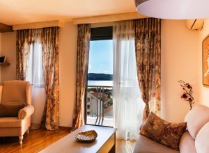 Солнечный апартамент с тремя спальнями и великолепным видом на море в Бечичи