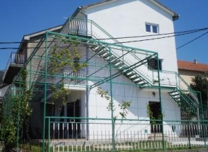 Трехэтажный дом в тихом районе Поди Херцег Нови