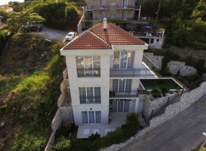 Продается красивый дом в великолепном месте Черногории,  городе Будва.