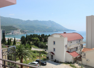Продается двухкомнатная квартира класса люкс в Бечичи с видом на море и гаражом.