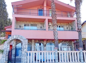 Продается трехэтажный дом в Черногории с панорамным видом на море и горы в г. Бар.
