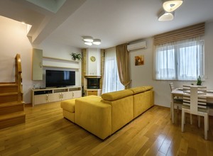На продажу 2хэтажная квартира с 2 спальнями + квартира с 1 спальней + 2 гаража в Будве