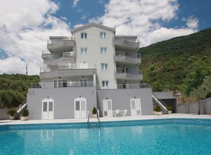 Будва, Бечичи - мини-отель с 15 апартаментами и бассейном, недалеко от моря