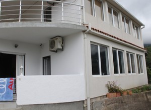 Двухэтажный новый дом в Сутоморе с видом на море.