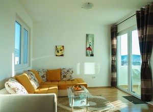 Новая, меблированная квартира в Шушани с видом на море.