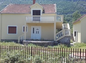 Дом с большим участком Фрутак по дороге Подгорица-Никшич