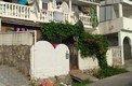 Уникальная квартира  с лаунж зоной и цветочным садиком  на второй линии в Сутоморе с небольшим двориком