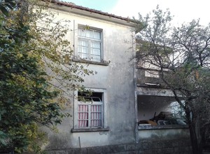 Двухэтажный дом под реконструкцию на большом участке в Зеленике, Херцег Нови.
