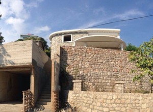 Недостроенный каменный дом с гаражом и бассейном