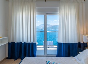 Новая роскошная вилла с панорамным видом в 10 метрах от моря в Крашичи