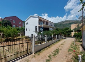 Двухэтажный дом состоящий из двух квартир район Рена Бар