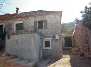 Старинный каменный дом в Зеленике