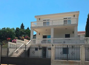 Новая двухэтажная вилла с двумя отдельными апартаментами в Утехе рядом с морем.