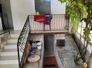 Дом после капитального ремонта с двумя апартаментами в Сутоморе