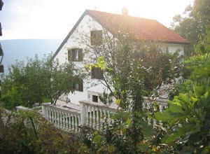 Дом в городе Херцег-Нови, район Топла. Дом, площадью 132 м2, в трех уровнях.