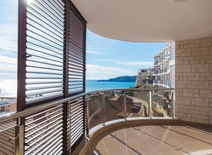 Продажа апартамента с двумя спальнями и видом на море в новом современном жилом комплексе в Бечичи.